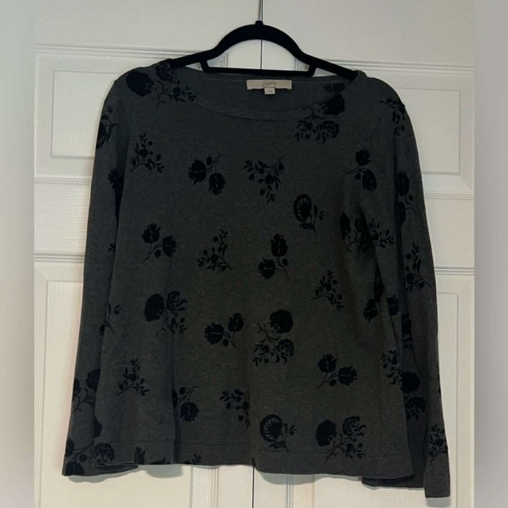 Loft long sleeved shirt with open wrist area